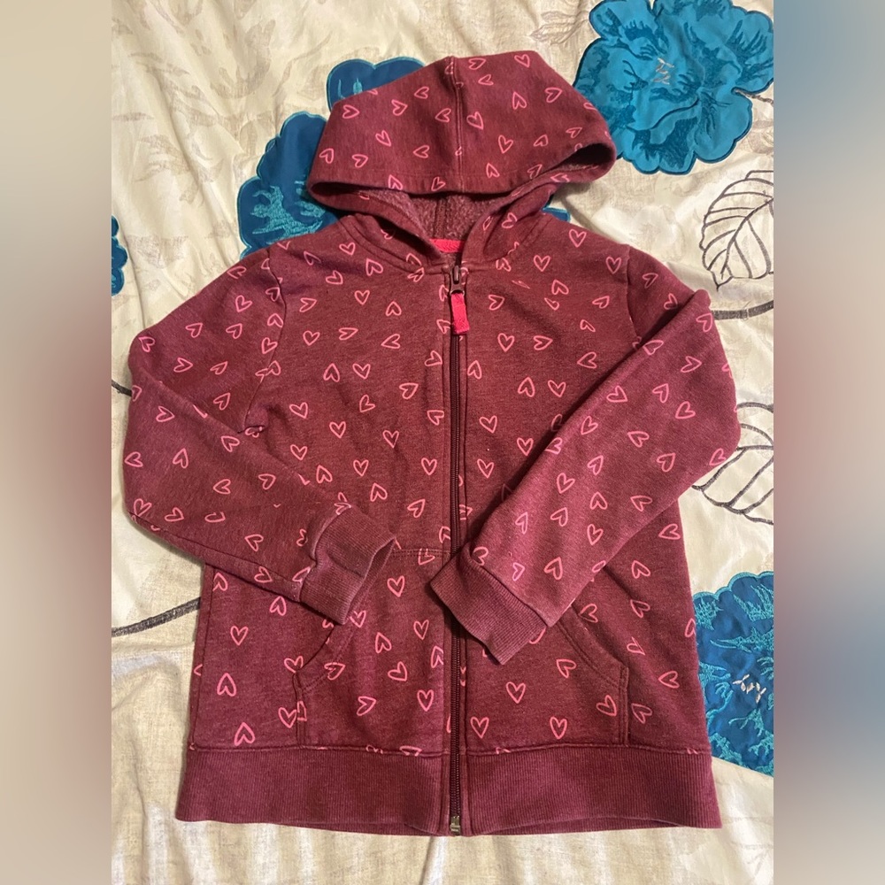 Little girls zip up